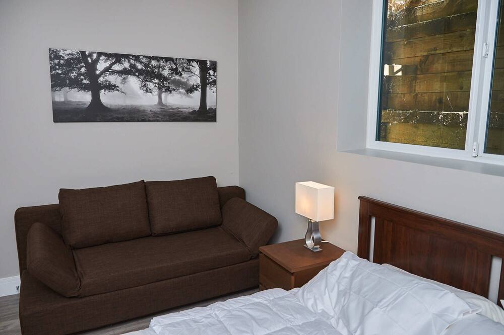 Family Friendly 2 Bed Rooms Basement Suite The Chateau - ST No. 00177094