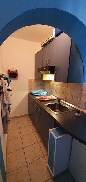 Fridge, microwave, oven, coffee/tea maker