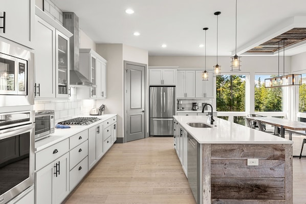 Fridge, microwave, oven, stovetop - Luxury|Views|Hot Tub|Free Bus Route (Breckenridge)