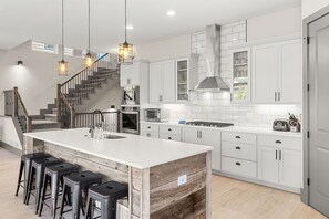 冷蔵庫、電子レンジ、オーブン、コンロ