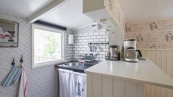 KylskÄp, spishÀll och kaffe- och tebryggare