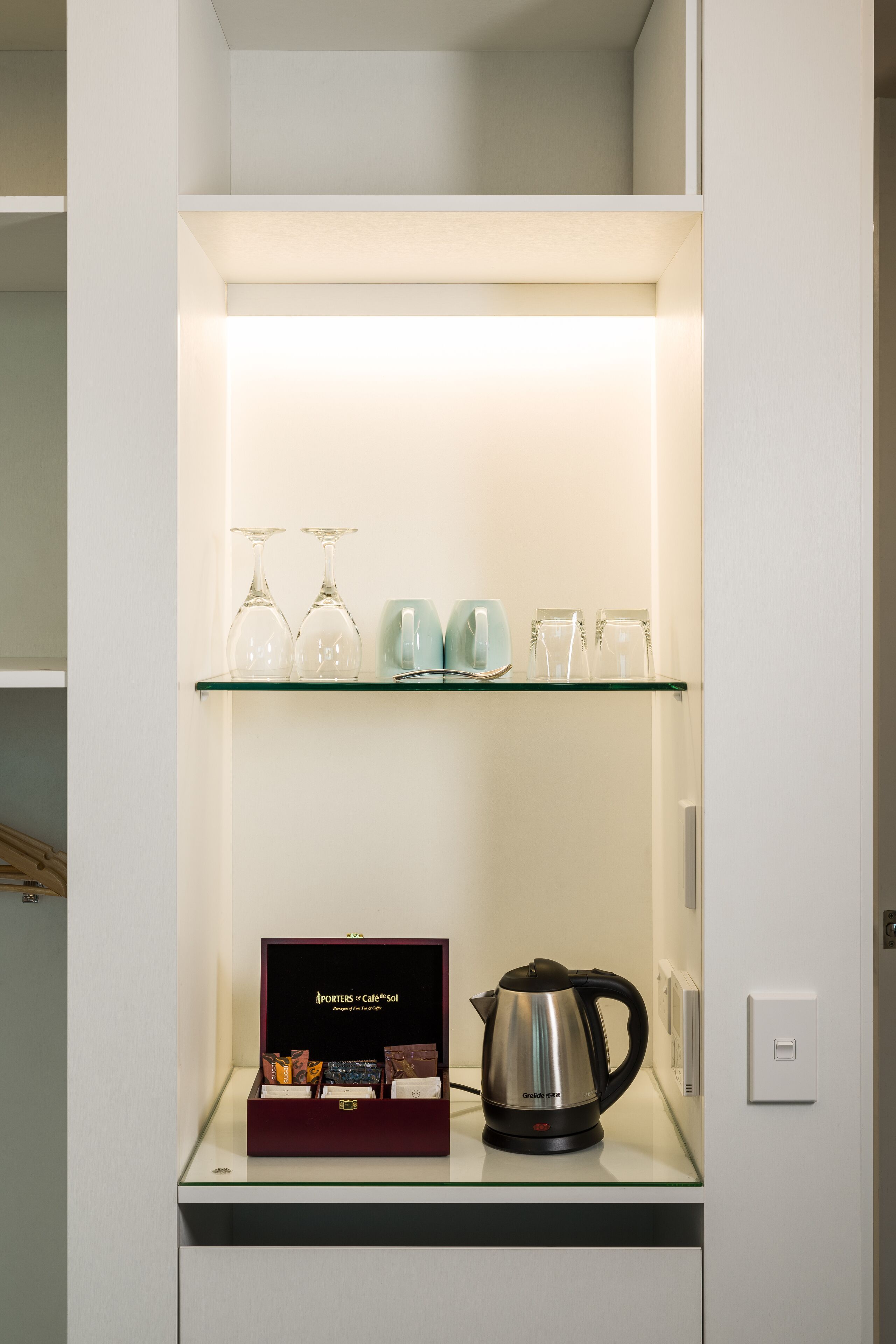 executive studio | living area | 32-inch smart tv with satellite channels, tv