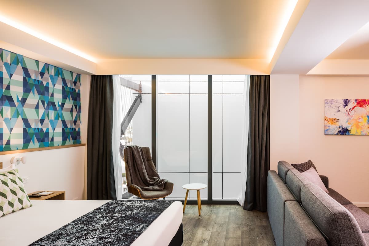 Executive Studio | In-room safe, desk, laptop workspace, blackout drapes