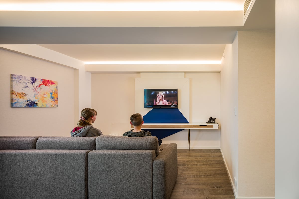 executive studio | living area | 32-inch smart tv with satellite channels, tv