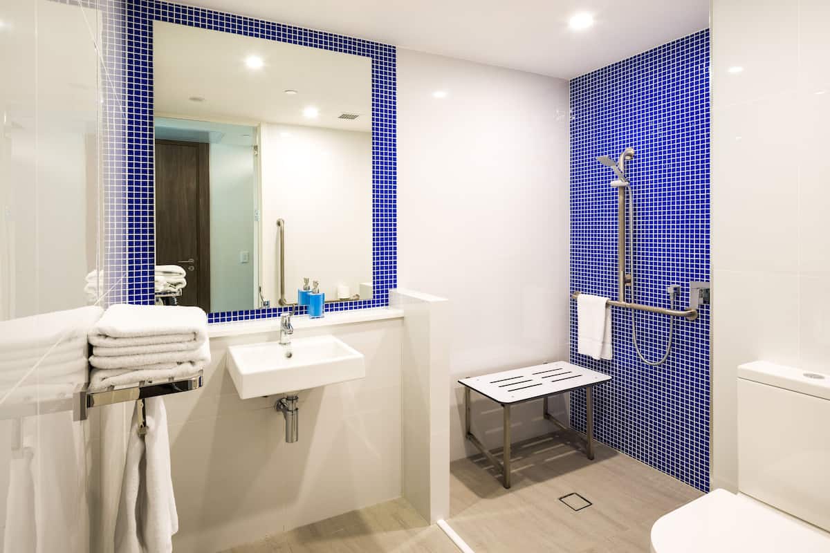 accessible king studio | accessible bathroom
