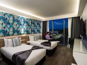 Twin Studio | In-room safe, desk, laptop workspace, blackout curtains - Carnmore Hotel Christchurch (Christchurch)