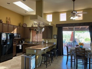 Kylskåp, mikrovågsugn, ugn och spishäll