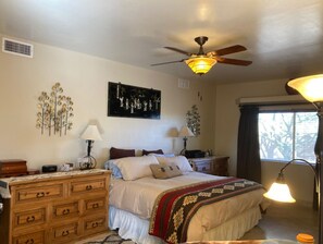 4 bedrooms, desk, iron/ironing board, free WiFi - RESORT STYLE DESERT LIVING, PRIVATE POOL & SPA, HIKING, STAR GAZING, GOLF, SHOP (Cave Creek)