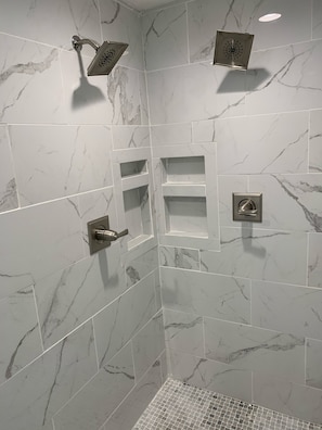 Ensemble douche/baignoire, sĂšche-cheveux, serviettes fournies