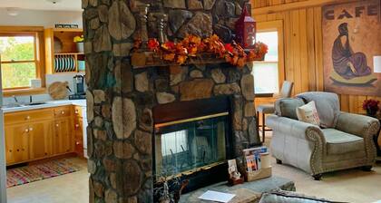 Julie’s Cabin, Private & Secluded, Peaceful Paradise with views, Dogs OK