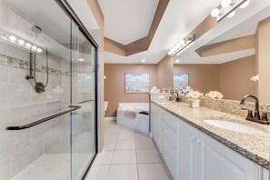 Badewanne, Handtücher, Toilettenpapier