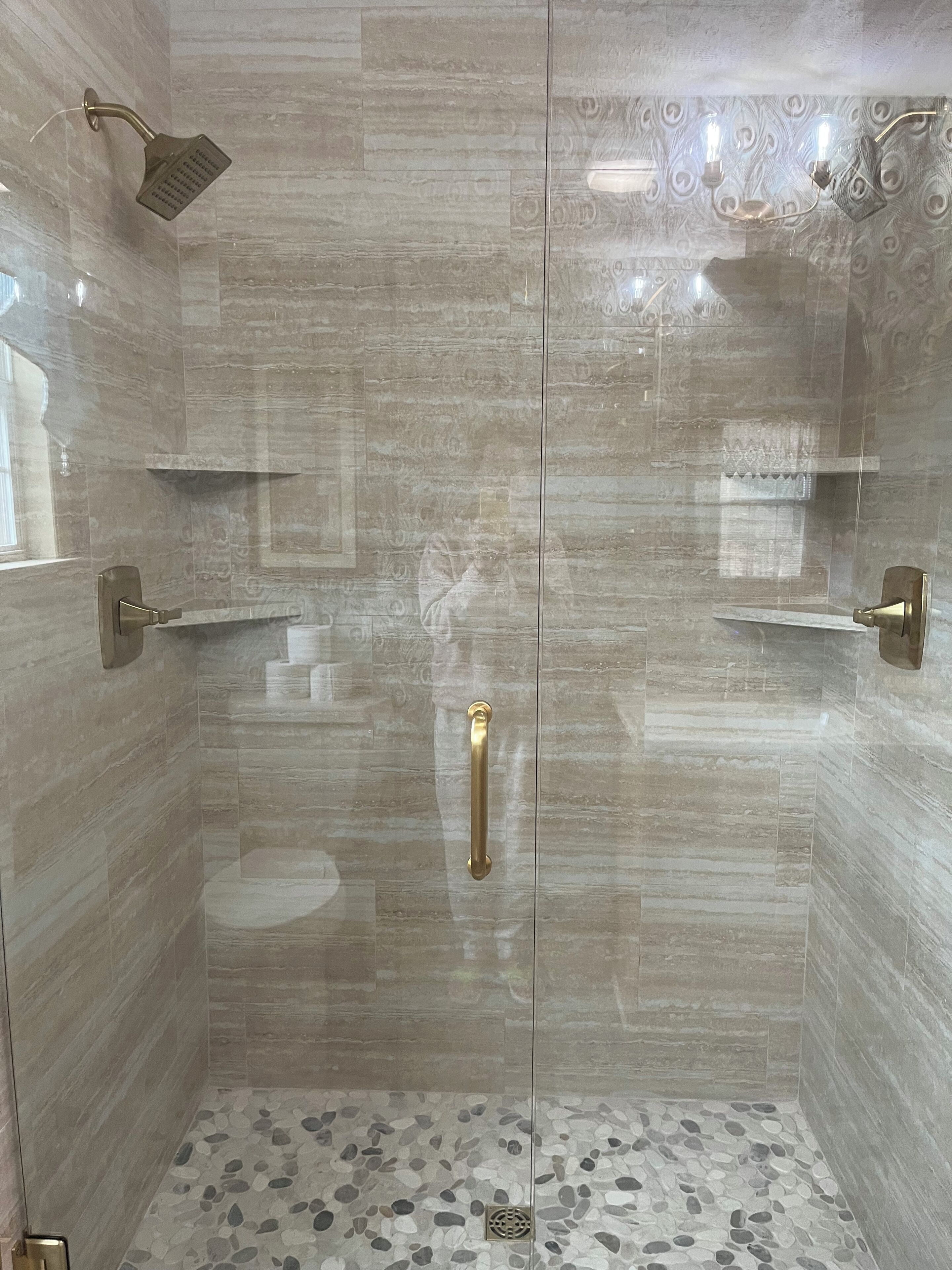 Ensemble douche/baignoire, sèche-cheveux, serviettes fournies, savon