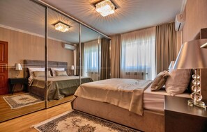 8 chambres, coffres-forts dans les chambres, lit parapluie