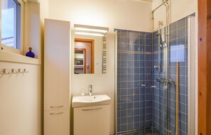Shower - 1 bedroom nice home in Bohus-Malmön (Bohus-Malmön)