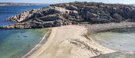 Una spiaggia nelle vicinanze, pesca
