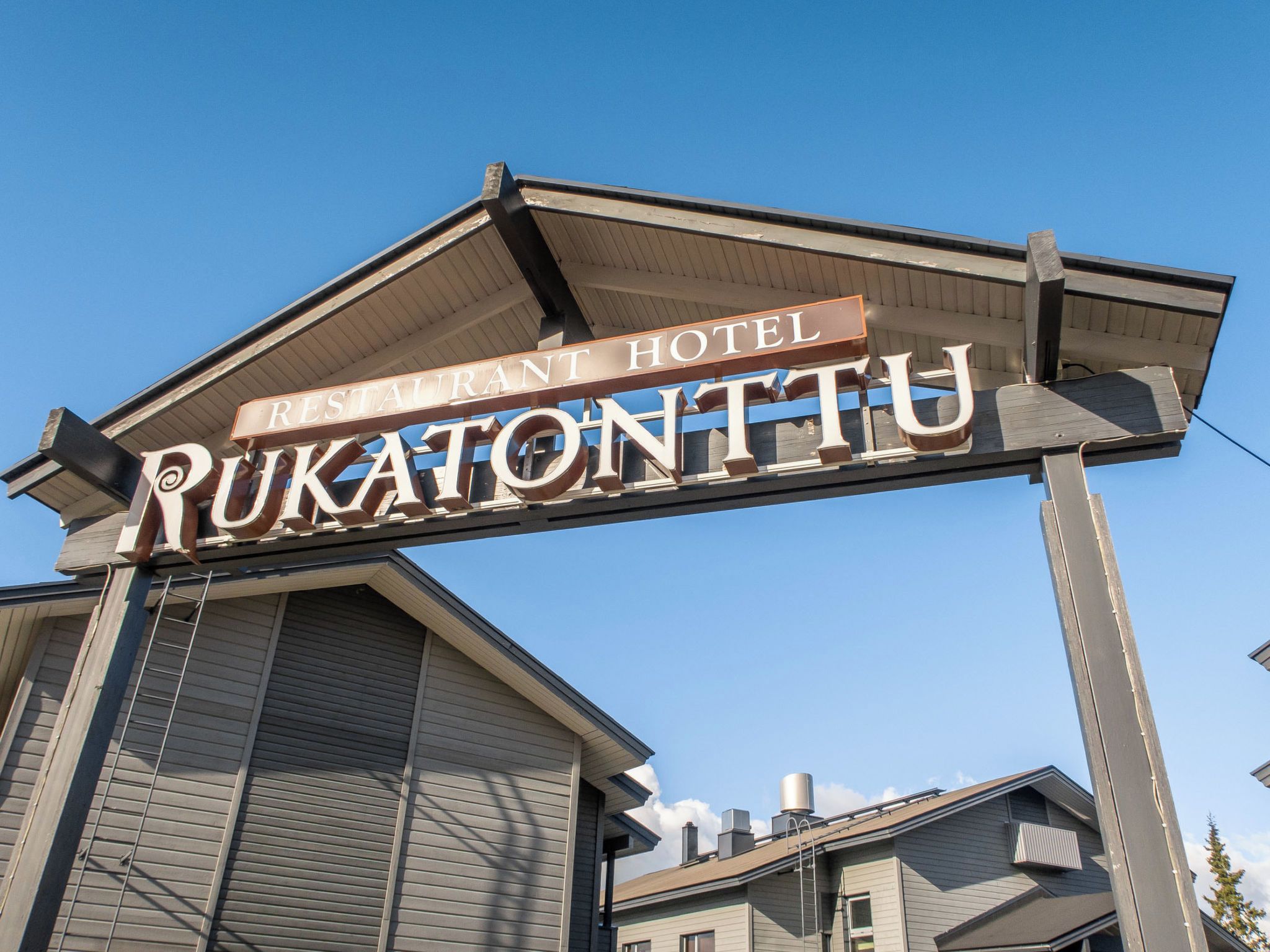 Un letrero de hotel con el nombre 'RUKATONTTU HOTEL' en letras grandes.