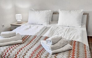 6 bedrooms, free WiFi, bed sheets - Beach front home in Necujam (Necujam)