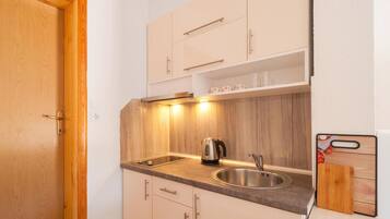 Frigorífico, horno, placa de cocina y lavavajillas