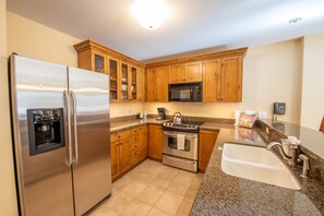 Een koffiezetapparaat/waterkoker, een broodrooster