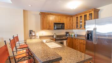 Een koelkast, een magnetron, een oven, een vaatwasser