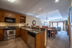 Kühlschrank, Mikrowelle, Ofen, Geschirrspüler