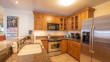 Een koelkast, een magnetron, een oven, een vaatwasser