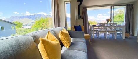 Una Smart TV, una chimenea