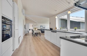 Køleskab, kogeplade, opvaskemaskine, kaffe-/temaskine