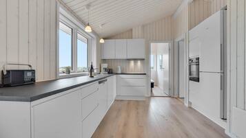 冷蔵庫、コンロ、食器洗い機、コーヒー / ティーメーカー