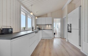 Køleskab, kogeplade, opvaskemaskine, kaffe-/temaskine