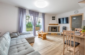 TV connectée, cheminée, baby-foot
