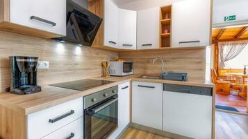 Réfrigérateur, four, plaque de cuisson, lave-vaisselle