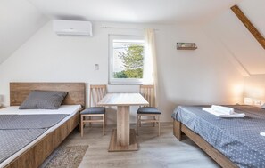 2 makuuhuonetta, tallelokero huoneessa, vauvan matkasänky