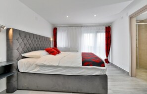4 bedrooms, travel crib, free WiFi, bed sheets