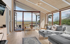 TV - Gorgeous home in Egå with WiFi (Egå)