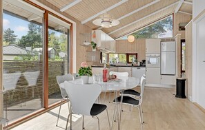 Fridge, microwave, stovetop, dishwasher - Gorgeous home in Egå with WiFi (Egå)