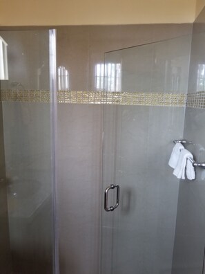 Dusche, Haartrockner, Handtücher, Seife