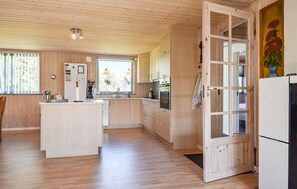 Kjøleskap, ovn, oppvaskmaskin og kaffetrakter/tekoker