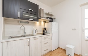Fridge, microwave, dishwasher, coffee/tea maker - 1 bedroom lovely apartment in Barbat na Rabu (Barbat na Rabu)