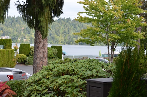 Luxury Lakefront MS Corporate Apartment with boat slip & lift included. Eagles! 