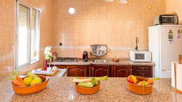 Réfrigérateur, four, plaque de cuisson, cafetiÚre/bouilloire