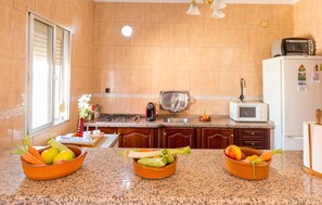 Réfrigérateur, four, plaque de cuisson, cafetière/bouilloire