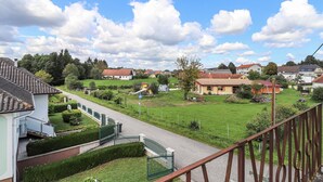 Una zona residencial con casas, un sendero y un césped verde.
