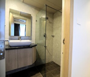 Deluxe Double or Twin Room | Bathroom | Shower, towels - Hotel PP Residency (Tirupporur)