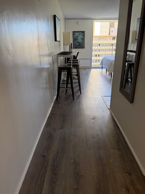 1 soverom, skrivebord, strykejern/-brett og reiseseng for barn