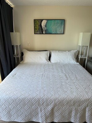 1 soverom, skrivebord, strykejern/-brett og reiseseng for barn