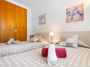 3 chambres, fer et planche à repasser, accès Internet, draps fournis