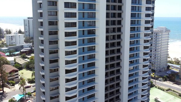 Exterior - Beautiful Fresh Large 2BR 2Bath Apt (Surfers Paradise)