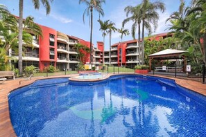 BBQ/picnic area - Beautiful Fresh Large 2BR 2Bath Apt (Surfers Paradise)