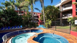 Outdoor pool - Beautiful Fresh Large 2BR 2Bath Apt (Surfers Paradise)